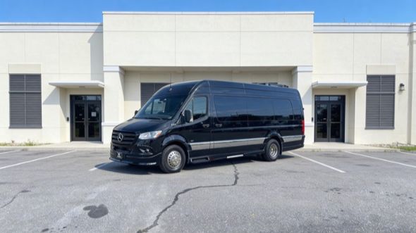 cedar rapids 15 passenger sprinter van
